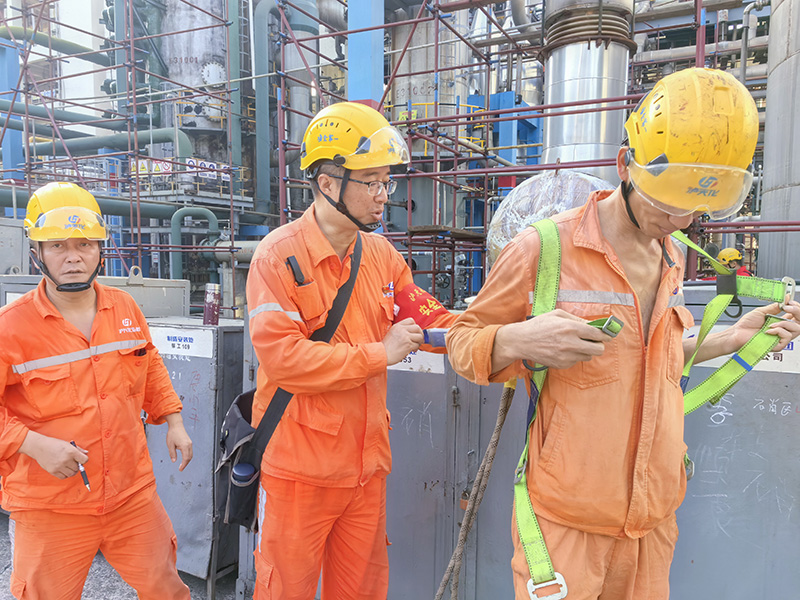 弘旭公司開展瀘天化硝區(qū)大修現(xiàn)場(chǎng)安全帽、安全帶、安全網(wǎng) 使用情況檢查(圖1)